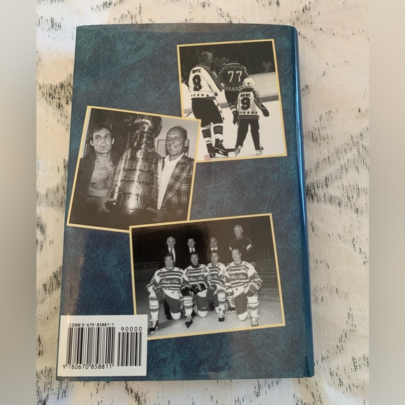 Hardcover Book The Home Team. Author Roy MacGregor. A classic! Like new. - Picture 4 of 6